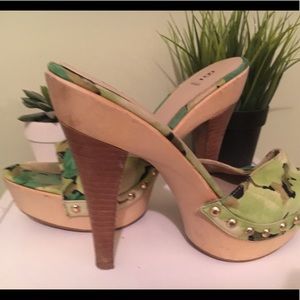 5/$15 💥Baker Green Floral Wooden Platform Mules